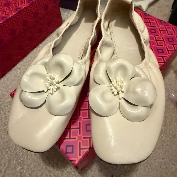 Tory Burch Ivory Flower Scrunch Ballet Flats - Picture 2 of 5